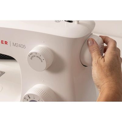 Máquina de Costura Mecânica Singer M2405 - Branca branca / 110