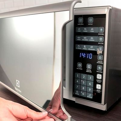 Forno de Micro-ondas Electrolux MI41S com Painel Integrado - 31L Prata / 110