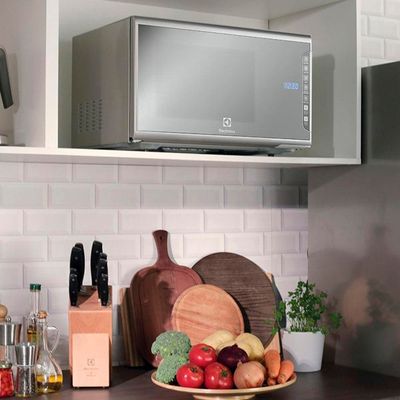 Forno de Micro-ondas Electrolux MI41S com Painel Integrado - 31L Prata / 110