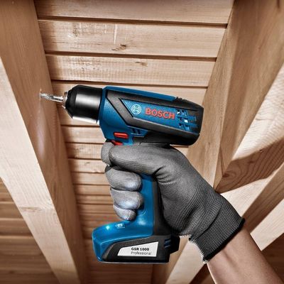 Parafusadeira Furadeira Bosch para Uso Profissional GSR 1000 Smart com Kit 120W Amarelo 12V