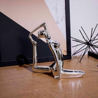 Escultura Yoga Prata Em Porcelana Pose Rei Pombo 22x20cm