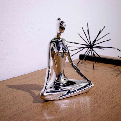 Escultura Yoga Prata Em Porcelana Pose Meditação 15,5x20cm