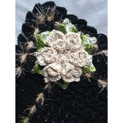Tapete Preto com flor branca de crochê Artesanal