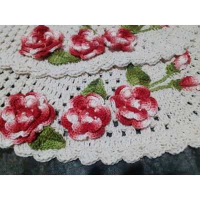 Tapete Branco com flor de crochê Artesanal