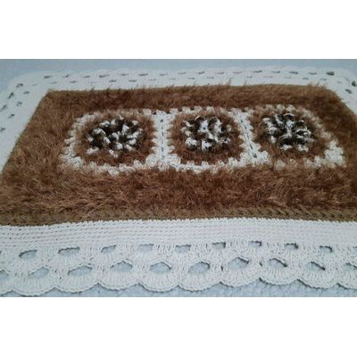 Tapete de crochê branco e marrom Artesanal