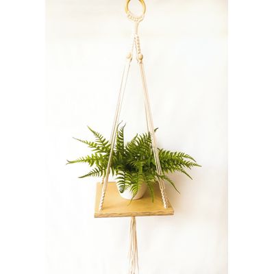Suporte plantas em Macramê com apoio de madeira quadrado