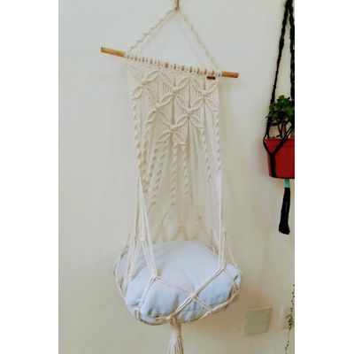 Cama pet suspensa em macramê na cor Cru com almofada