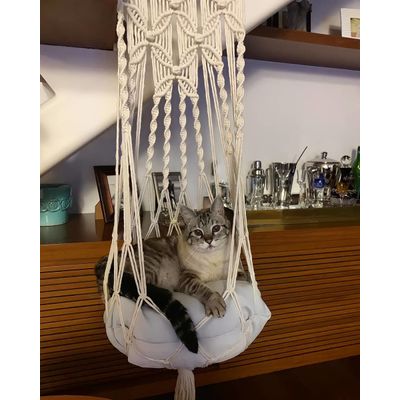 Cama pet suspensa em macramê na cor Cru com almofada