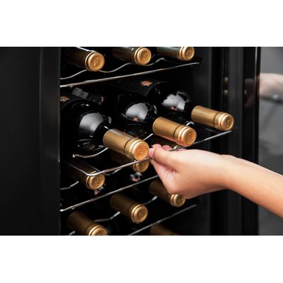 Adega Suggar Cannes 18 Garrafas Preta 110V AD1811PT 110V