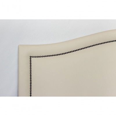Cabeceira Casal Curva Luxo 140x60 Courino Off White - Tachas Fumê
